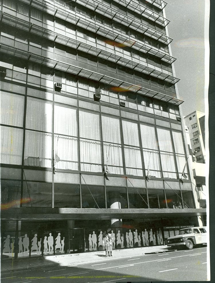 Imagen captada en 1980 del frente del Teatro Municipal General San Martín.