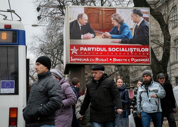 Un cartel electoral en Chisinau, Moldavia, en 2014, mostraba a representantes del Partido Socialista Antieuropeo con el Presidente Vladimir V. Putin de Rusia (Reuters)