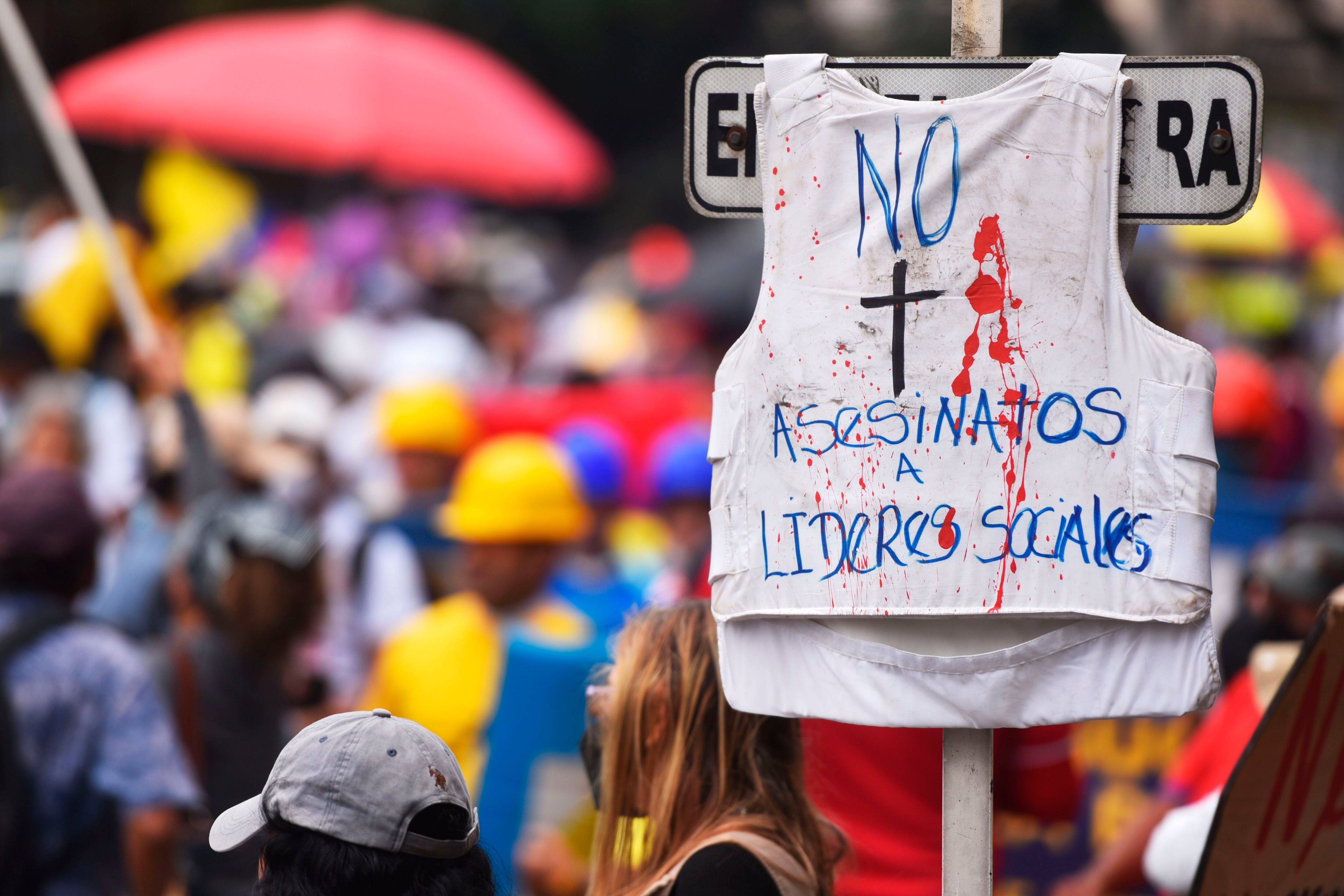 Fotografía de archivo de un chaleco con mensaje que pide el alto a los asesinatos de líderes sociales mientras cuelga de un aviso de tránsito en Cali (Colombia). EFE/ Ernesto Guzmán Jr