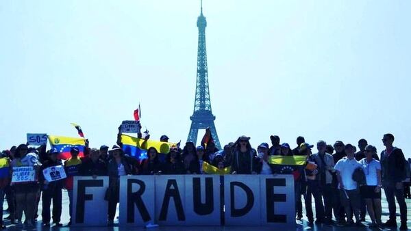 Un grupo de venezolanos se congregÃ³ frente a la Torre Eiffel (Twitter: @VPInternacional)