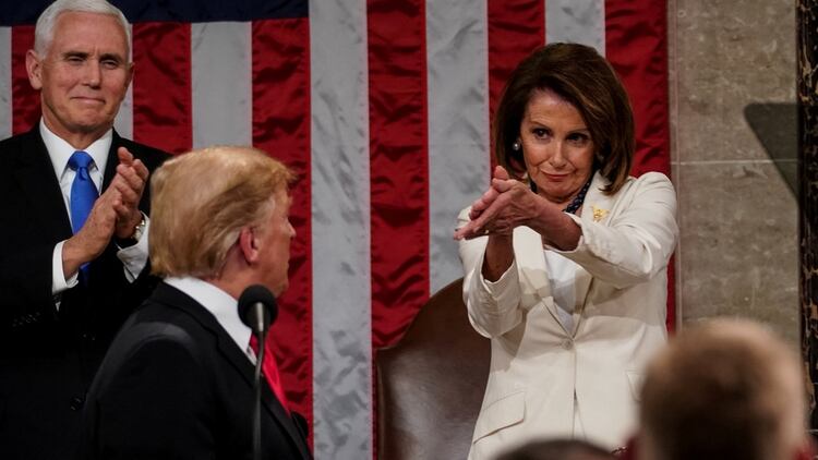 Pelosi aplaude a Trump durante el último discurso anual ante el Congreso (Reuters)