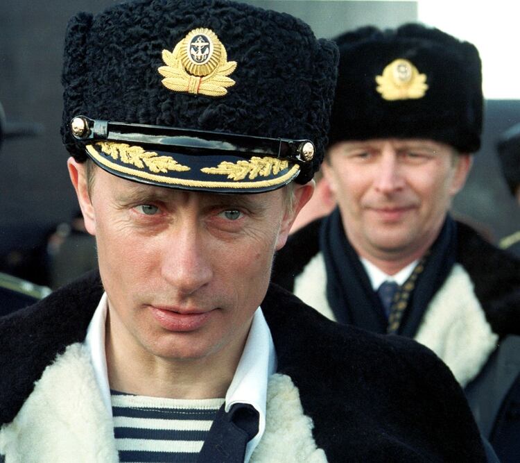 Putin supervisa un ejercicio naval desde un submarino nuclear en el Mar de Barents, en abril del 2000 (AFP)