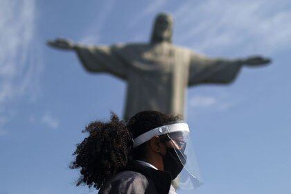 Imagen de archivo de un guardia con máscara y protector facial durante la reapertura de la estatua del Cristo Redentor en Río de Janeiro, Brasil.  15 de agosto de 2020. REUTERS / Pilar Olivares