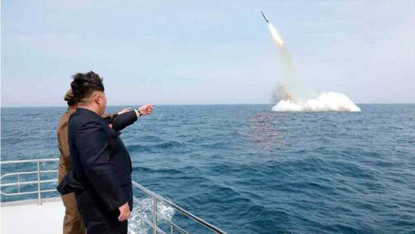 Kim Jong, el líder norcoreano, observa el lanzamiento de un proyectil.
