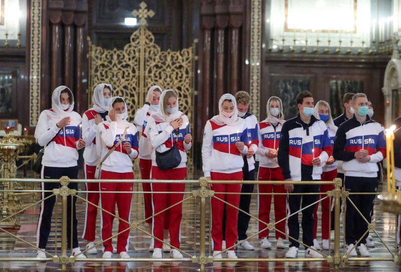 Atletas olímpicos rusos en un servicio religioso antes de viajar a Tokio (REUTERS/Evgenia Novozhenina)