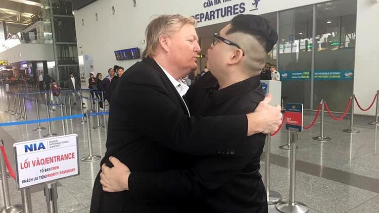 “Kim Jong-un” se despide de “Donald Trump”. Los cómicos Howard X y Russell White en el aeropuerto de Hanoi (@KimJongUnLookAlike)
