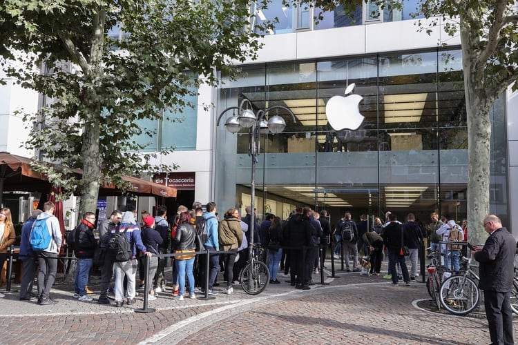 La espera para comprar el nuevo iPhone en la puerta de una tienda de Apple en Frankfurt, Alemani(a EFE/EPA/ARMANDO BABANI)