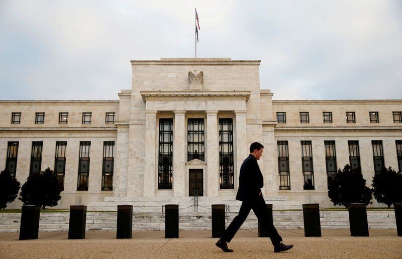 Un hombre pasa frente al Banco de la Reserva Federal en Washington, D.C., EEUU, 16 de diciembre de 2015. (REUTERS/Kevin Lamarque)