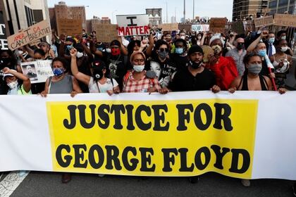 "Justicia por George Floyd", reza un cartel en Brooklyn, Nueva York (REUTERS/Andrew Kelly)