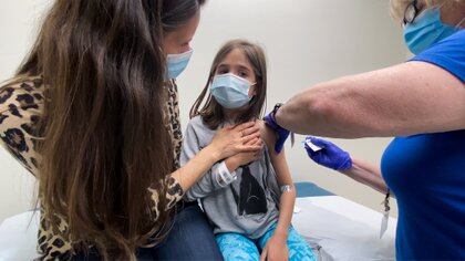 Los ensayos de la vacuna COVID-19 en niños se hacen con una menor cantidad de participantes en comparación con los ensayos con adultos que se hicieron el año pasado. En el caso de Pfizer-BioNTech enroló niños menores de 12 años a finales de marzo. También la empresa Moderna de Estados Unidos comenzó un estudio similar de su vacuna el mes pasado. Buscan respuestas a importantes preguntas sobre la seguridad y eficacia de las vacunas en los niños / Shawn Rocco/Duke Health/Handout via REUTERS 
