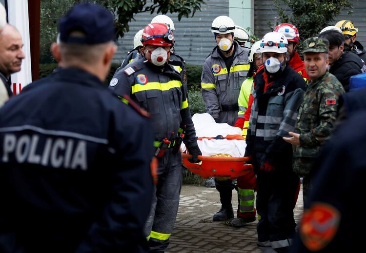 Personal de emergencia transporta un cadáver en una camilla en Durres (REUTERS/Florion Goga)