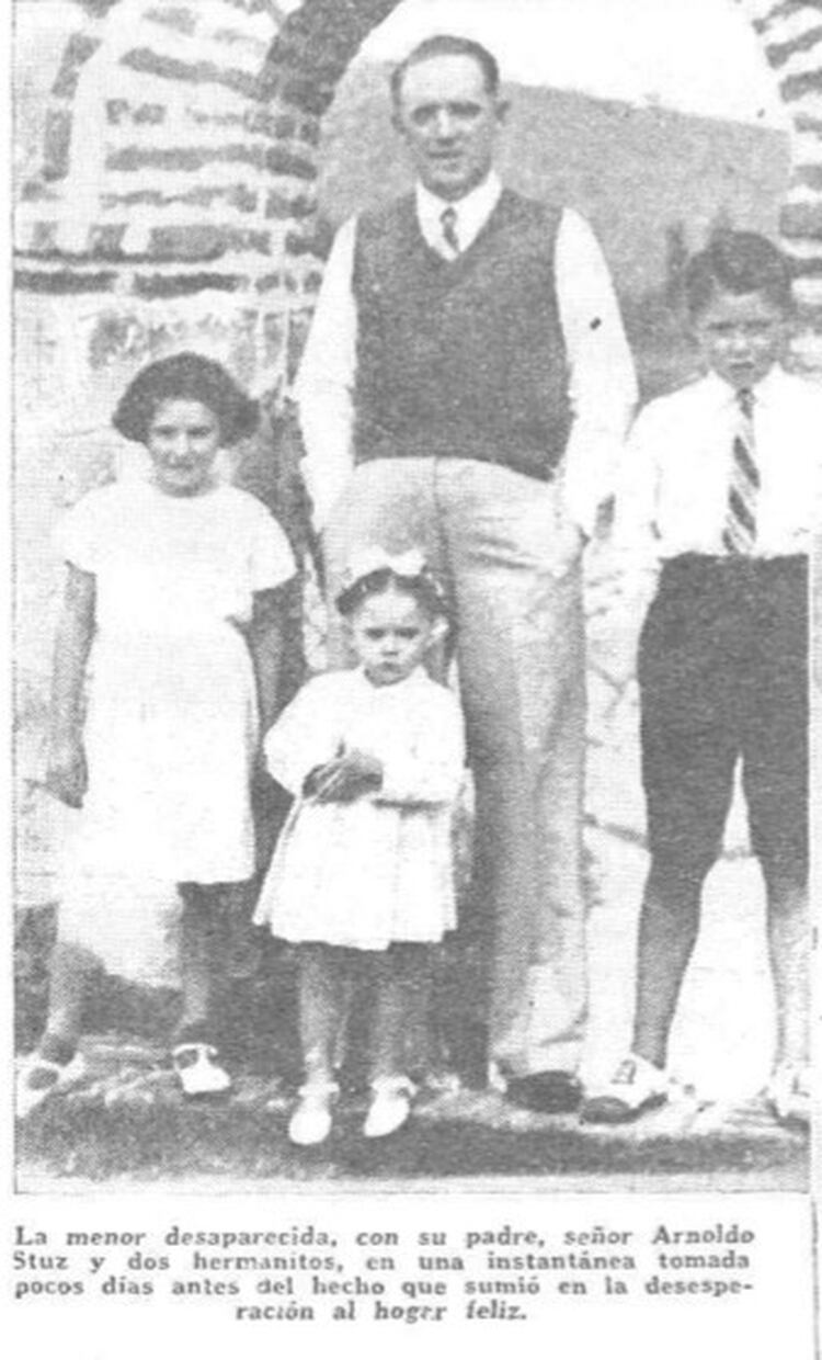 Martita, primera de la izquierda, junto a su padre y hermanos
