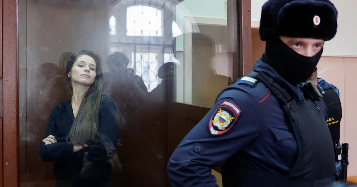 Ein russisches Gericht hat die Inhaftierung eines unabhängigen Journalisten angeordnet, der mit der NGO von Alexej Nawalny in Verbindung steht.