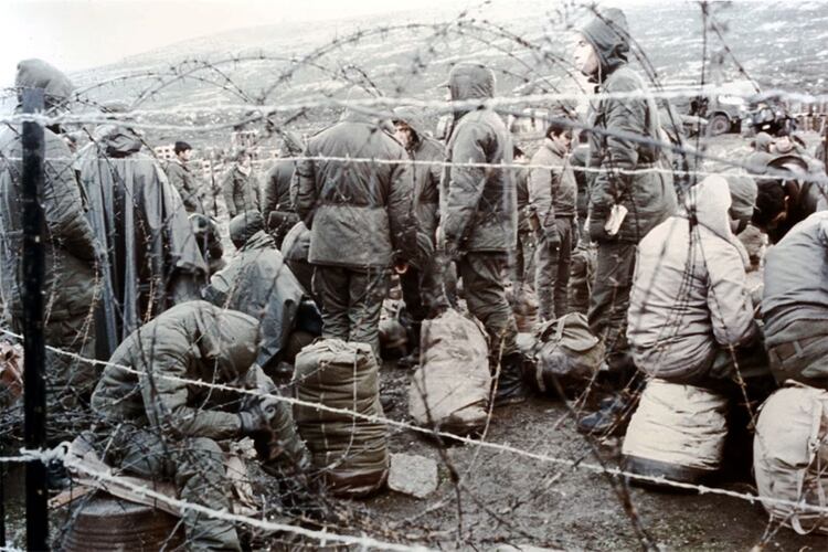 La capitulación: luego de 74 días, llegó el final de la guerra de 1982. Los soldados argentinos fueron tomados como prisioneros y enviados al continente en buques de la Armada Real británica