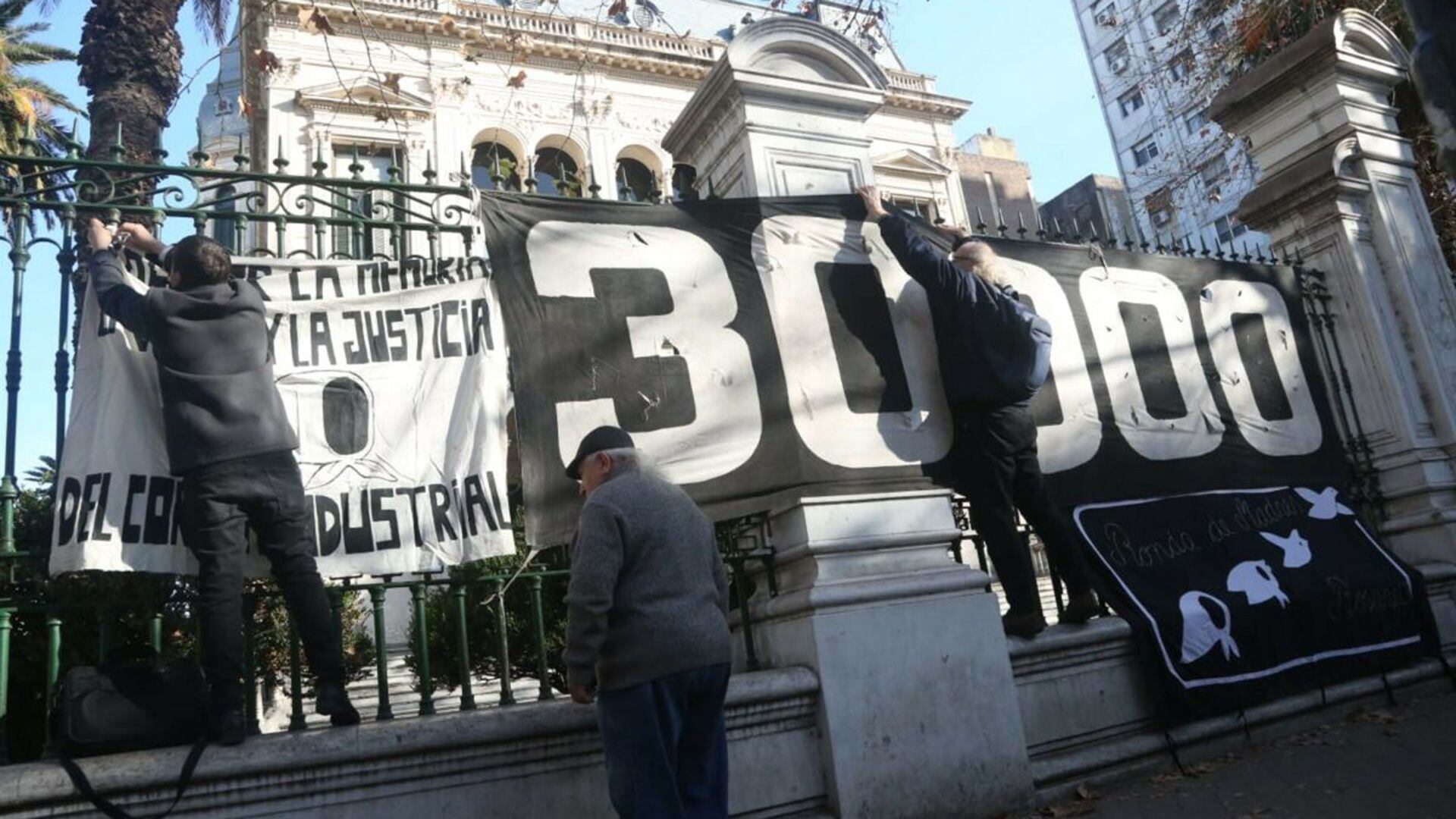Hubo una manifestación en la puerta de los tribunales de Rosario a la espera del veredicto (Télam)