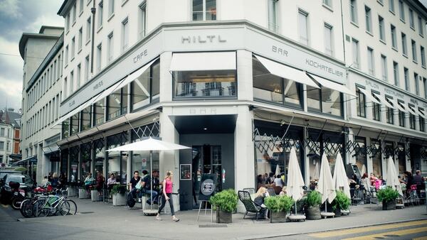 La fachada de Hiltl, el primer restaurante vegetariano que abrió en 1898 en Zúrich, Suiza (Adrian Bretscher)