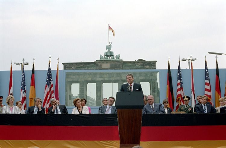 Ronald Reagan, en su histórico discurso frente a la puerta de Brandeburgo del 12 de junio de 1987, con su reclamo al líder soviético: "Señor Gorbachov, tire abajo este muro"