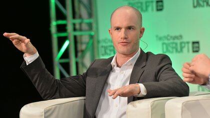 Brian Armstrong, CEO de Coinbase, una plataforma que planteó una hipótesis que inquietó a los mercados: ¿qué pasa si aparece Satoshi Nakamoto, el demiurgo de Bitcoin? Él solo tiene más del 5% del actual stock de la principal criptomoneda (Photo by Anthony Harvey/Getty Images for TechCrunch)