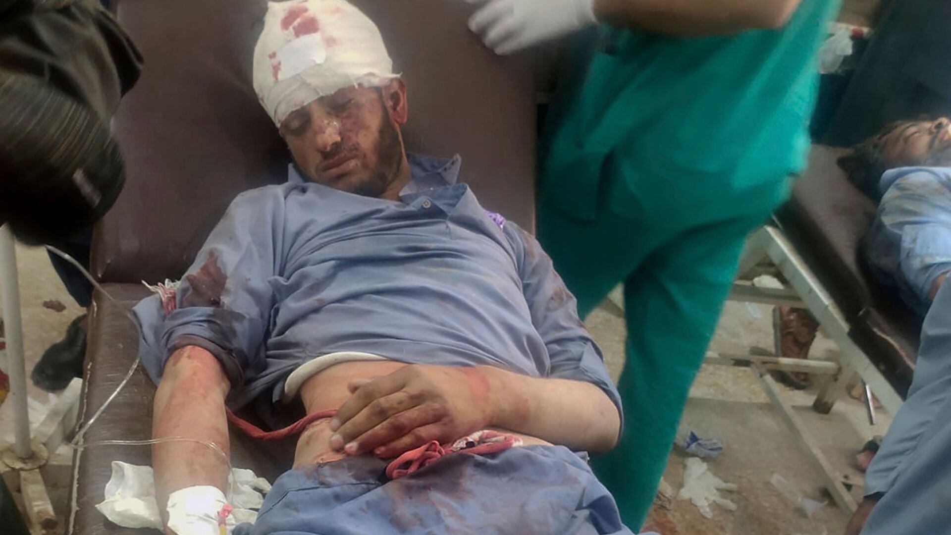 En esta foto facilitada por la Oficina de Policía del Distrito, una víctima herida por la explosión de una bomba recibe tratamiento en un hospital, en Mastung, cerca de Quetta, Pakistán, el viernes 29 de septiembre de 2023 (Oficina de Policía del Distrito vía AP)