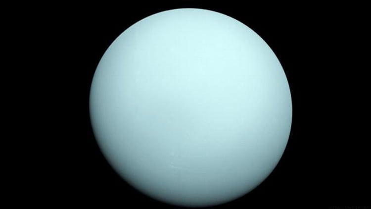 Con una inclinación de 98 grados de su eje, Urano básicamente gira de lado