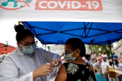 Todavía es bajo el porcentaje de la población vacunada contra COVID-19 EFE/Antonio Lacerda/Archivo

