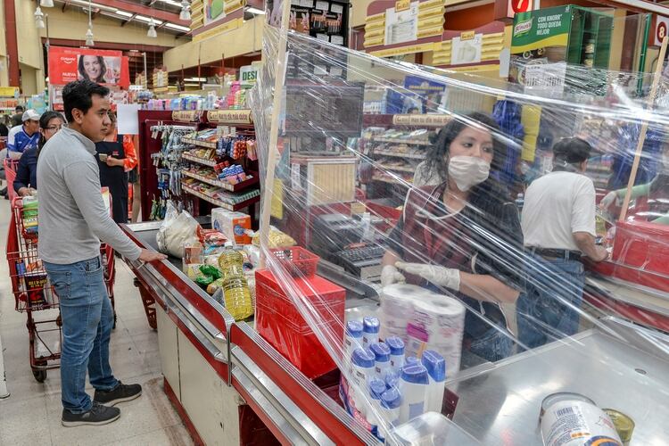 Una cortina de plástico para evitar la propagación del coronavirus en una tienda de Toluca, en México. (MARIO VAZQUEZ / AFP)