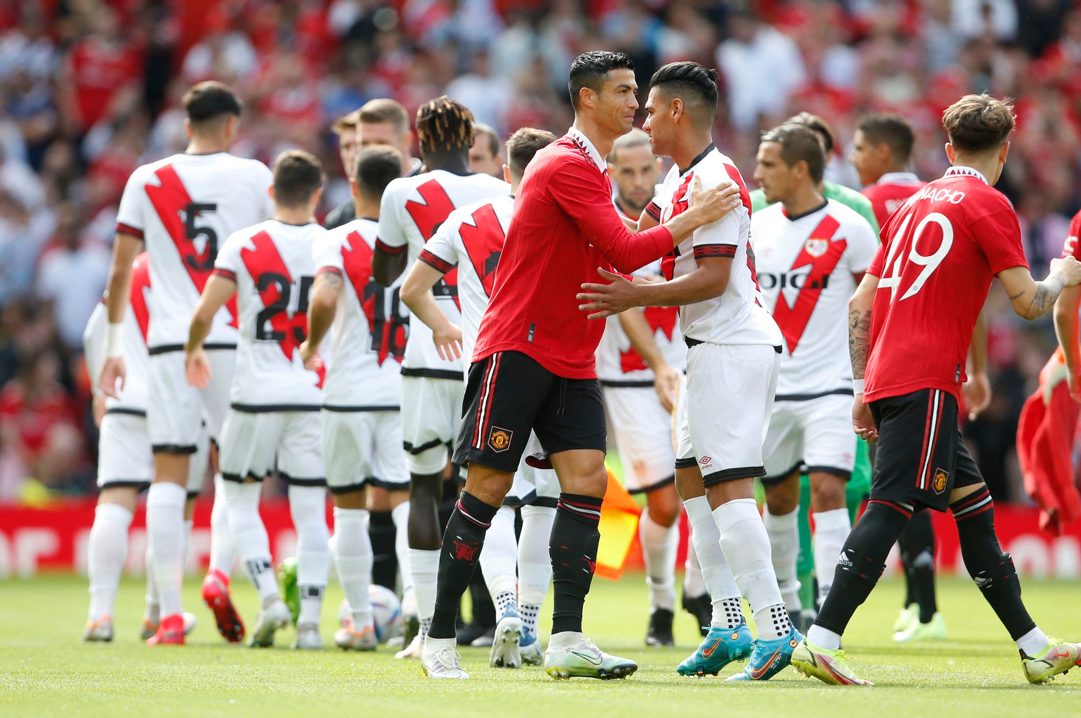 Fútbol - Pre Season Friendly - Manchester United v Rayo Vallecano - Old Trafford, Manchester, Gran Bretaña - Cristiano Ronaldo de Manchester United y Radamel Falcao de Rayo Vallecano antes del partido Imágenes de acción vía Reuters/Ed Sykes