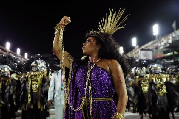 El desfile de la escuela de samba Mangueira (REUTERS/Ricardo Moraes)