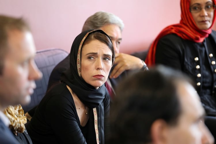 La primera ministra de Nueva Zelanda, Jacinda Ardern, durante un encuentro con la comunidad musulmana tras la tragedia de Christchurch. (Oficina de la Primera Ministra via Reuters)