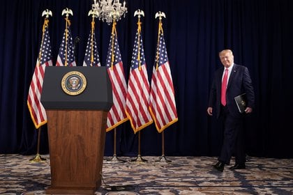 Donald Trump llega al lugar desde donde brindó su conferencia de prensa, desde su hotel de golf en Bedminste. REUTERS/Joshua Roberts