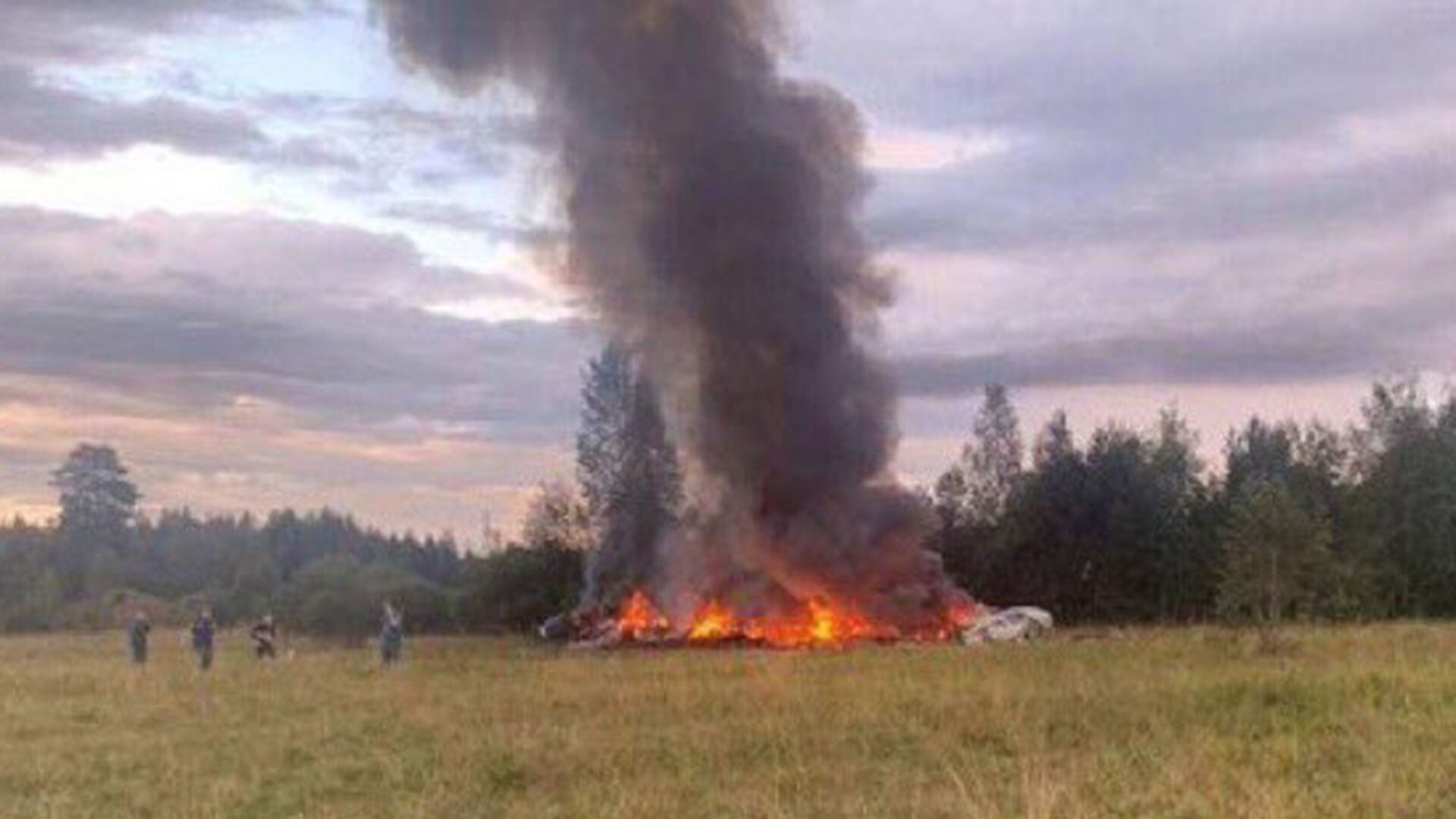 Los restos del avión donde supuestamente viajaba Prigozhin ardiendo en la campiña de las afueras de Moscú. (X vía Reuters)