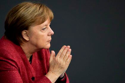 Merkel rogó por mayores restricciones enb los movimientos durante las próximas semanas para cortar la ola de contactos

