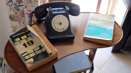 El teléfono estaba en la casa, muchas veces en un lugar dedicado, con su propio mueble, en cuya base cabían las guías telefónicas.