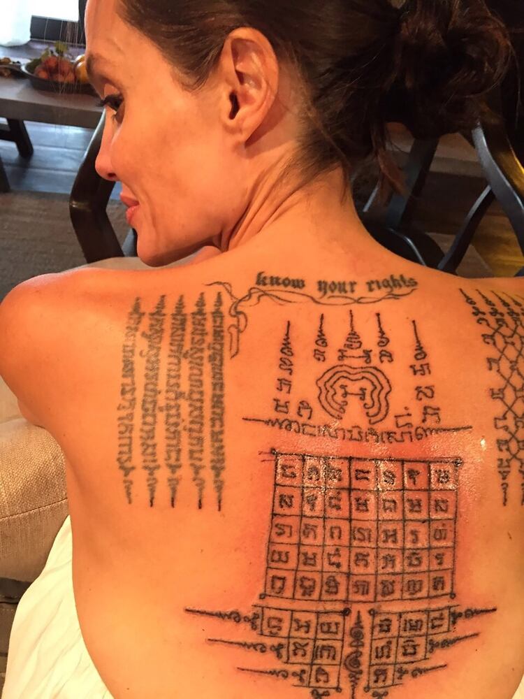 La actriz se tatuó en un viaje a Camboya al igual que su ex marido Brad Pitt (Grosby Group)
