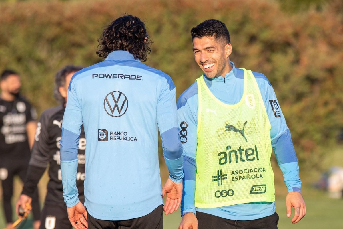 루이스 수아레즈와 에디슨 카바니와 함께 우루과이 국가 대표팀은 페루와의 경기를 준비했습니다.(사진: AUF).