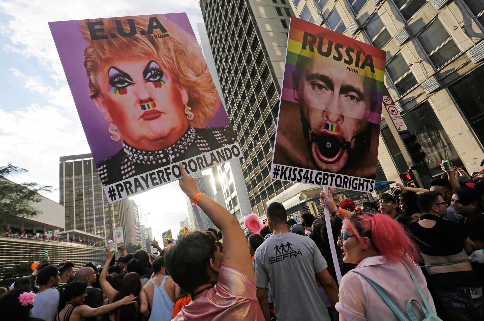 Los manifestantes llevaron imágenes modificadas del presidente estadounidense, Donald Trump, y del mandatario ruso, Vladimir Putin, a quienes acusan de homofóbicos