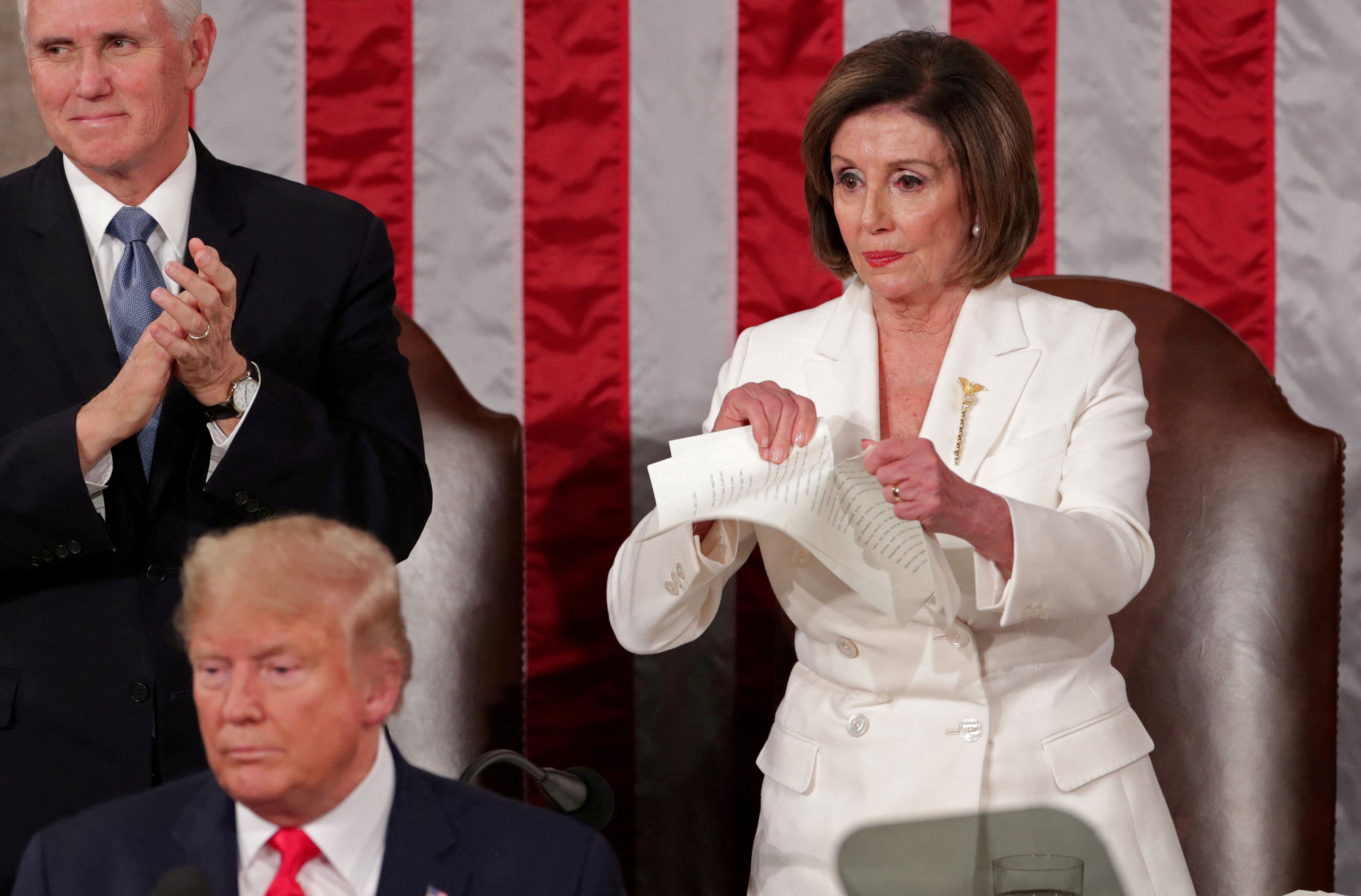 Nancy Pelosi breaks Donald Trump's speech in February 2020 (REUTERS / Jonathan Ernst)