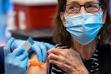 En los ensayos de investigación de las tres versiones ninguna de las personas que recibieron la vacuna murió de COVID-19. (Foto: Reuters)