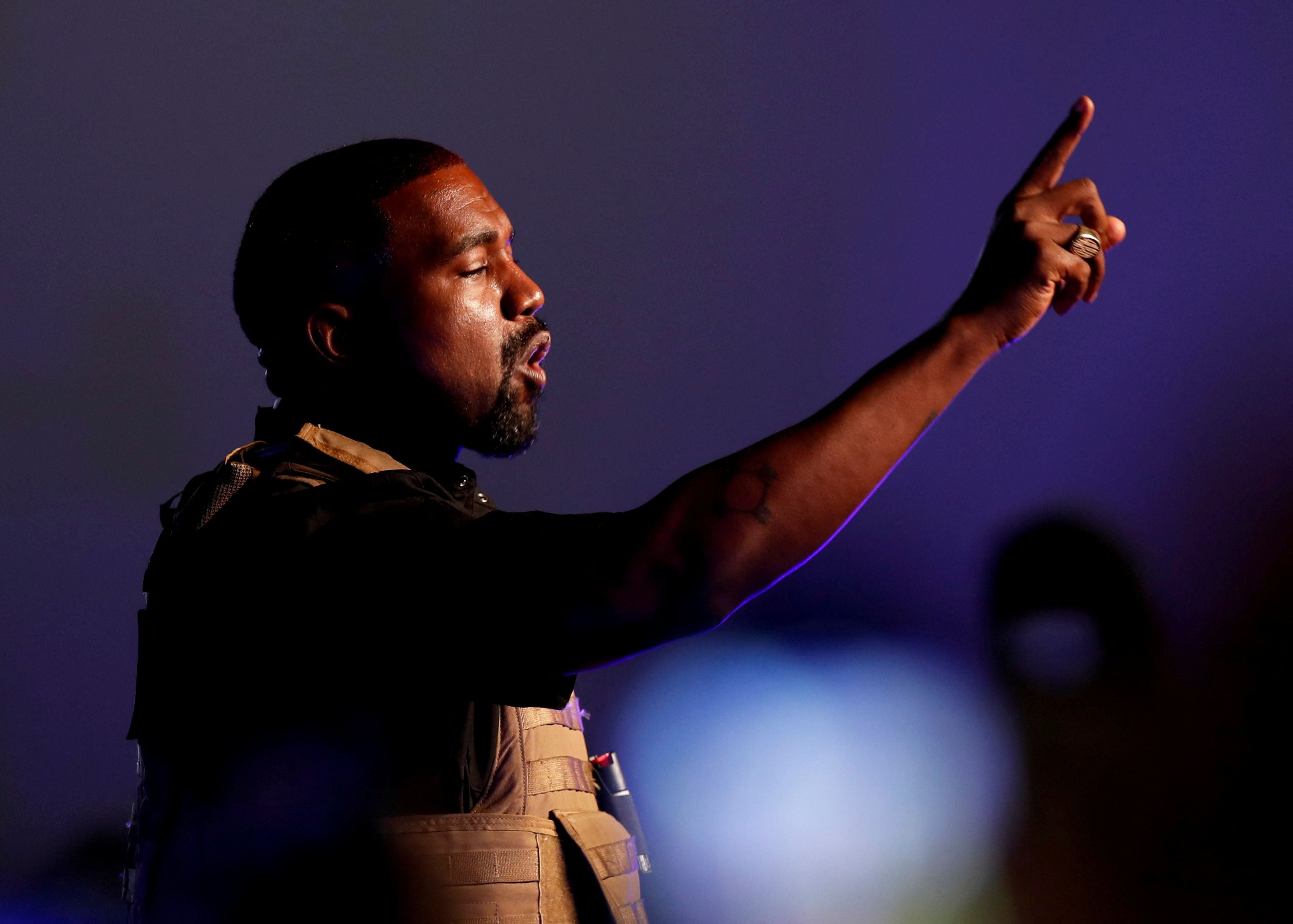 El rapero Kanye West durante su primer acto desde que lanzó su carrera presidencial (Reuters)