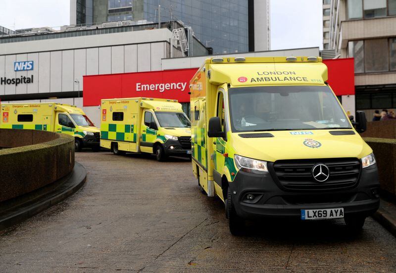 Ambulancias se ven en frente del St Thomas' Hospital, en Londres (Foto: Reuters)