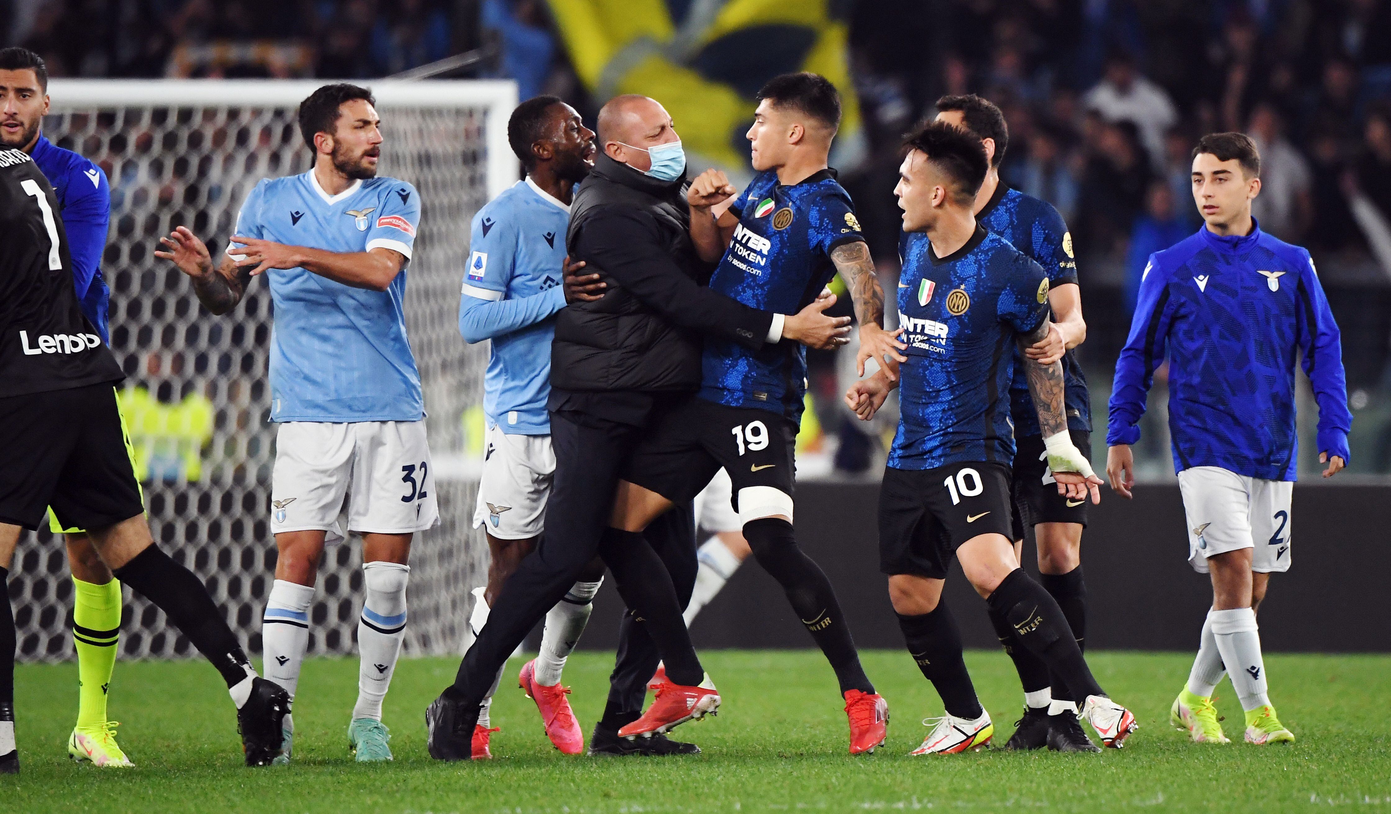 El salto de Luiz Felipe sobre los hombros de Joaquín Correa desató una trifulca entre jugadores de Lazio e Inter (REUTERS/Alberto Lingria)