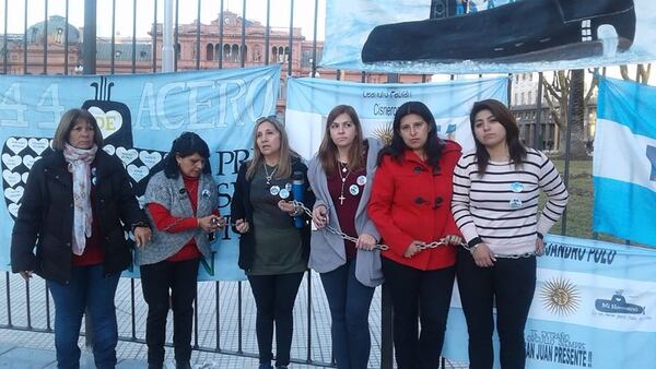 Familiares de los tripulantes del submarino se encadenaron en la Plaza de Mayo