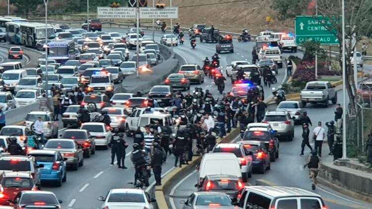 Enfrentamiento entre el FAES y el CICPC en plena avenida principal en Caracas.