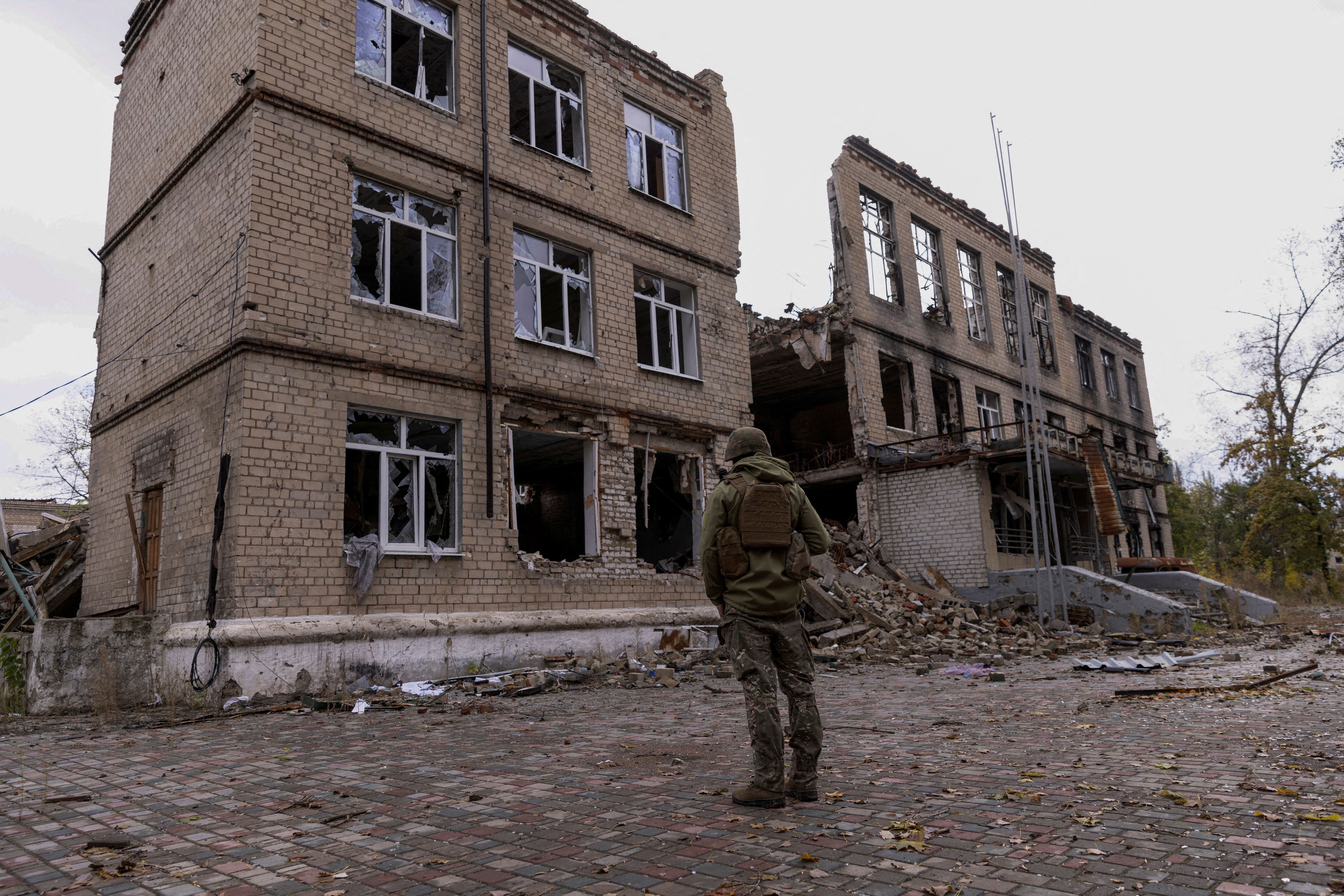 Un oficial de policía frente a un edificio dañado en la ciudad de Avdiivka (REUTERS/Yevhen Titov)