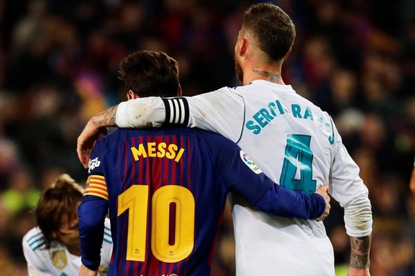 Los jugadores del FC Barcelona, el argentino Leo Messi (i), y del Real Madrid, el defensor Sergio Ramos, al término del encuentro entre Barcelona y Real Madrid correspondiente a la jornada 36 de La Liga de España disputado en el estadio del Nou Camp (EFE)