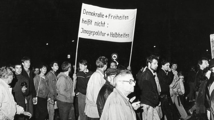 Una de las tantas manifestaciones orquestadas cada lunes en Leipzig, en protesta por la falta de libertad de movimiento y elecciones democráticas (Michael Nitzschke/Shutterstock)