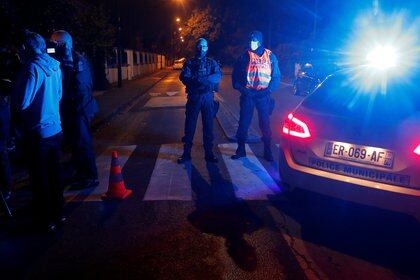 Agentes de policía aseguran el área cercana al lugar del ataque con cuchillo en las afueras de París, Conflans St Honorine, Francia, el 16 de octubre de 2020. REUTERS / Charles Platiau