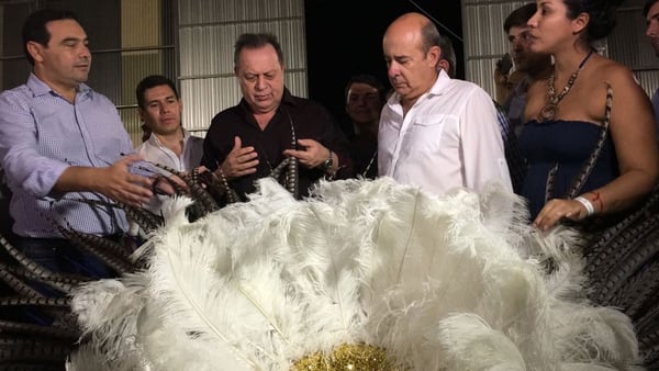 Santos y Valdés visitaron los talleres del carnaval, entre ellos el Samba Show.