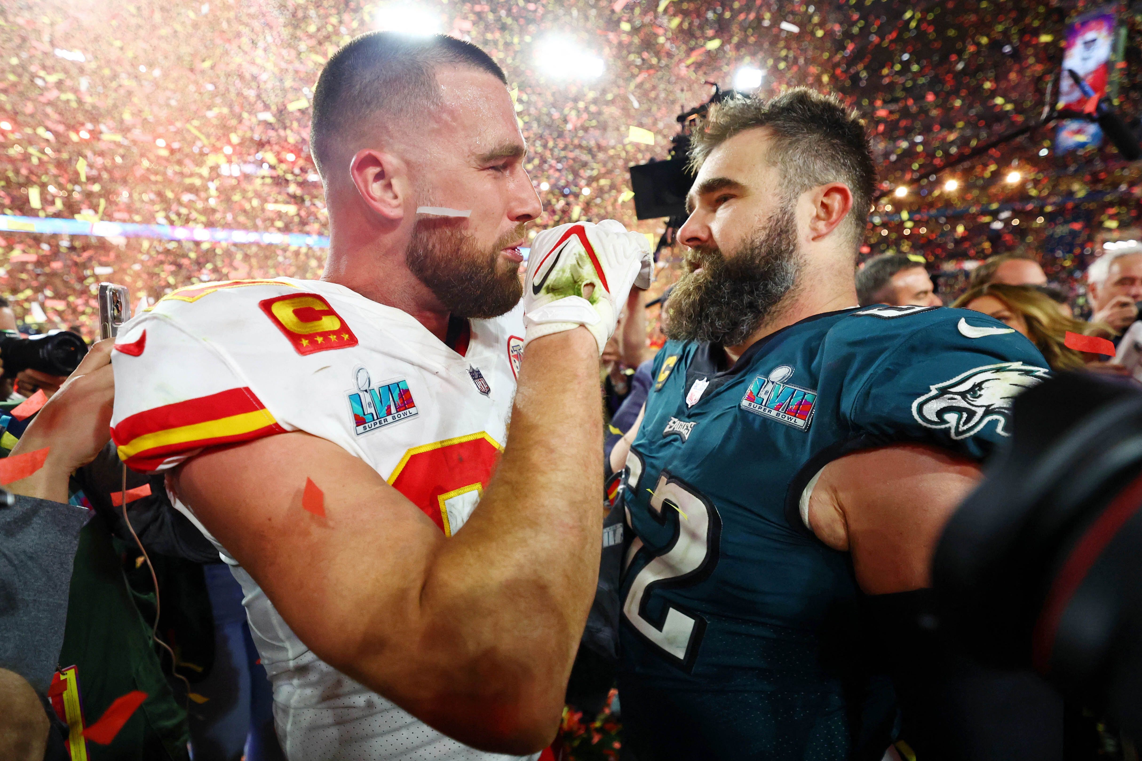 Travis Kelce y el abrazo con su hermano Jason Kelce, luego de ganar el Super Bowl LVII en State Farm Stadium (Mandatory Credit: Mark J. Rebilas)