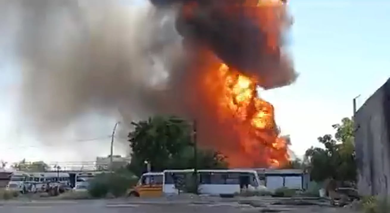 Strong fire in Ciudad Obregón consumes tire warehouse